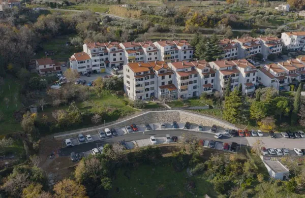 Novo parkiri&scaron;če pod Benčičevo ulico zgolj obliž na krvavečo rano