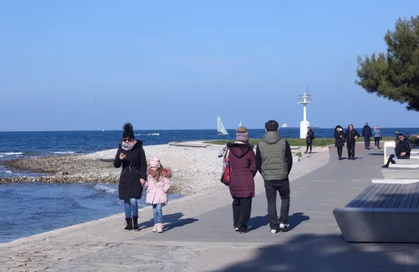 Izola, 11.02.2018Svetilnik, sprehajalci, kljub rahli burji je nedeljsko lepo son?no vreme na plano sparvilo sprehajalce