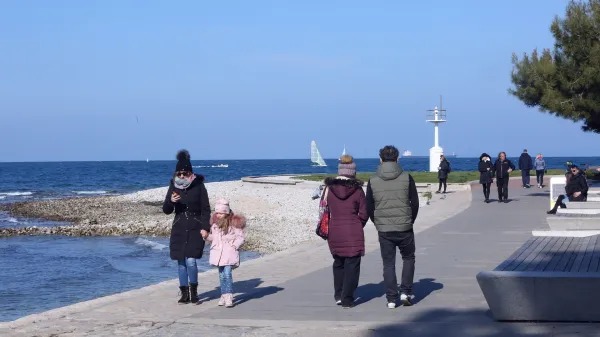 Izola, 11.02.2018Svetilnik, sprehajalci, kljub rahli burji je nedeljsko lepo son?no vreme na plano sparvilo sprehajalce