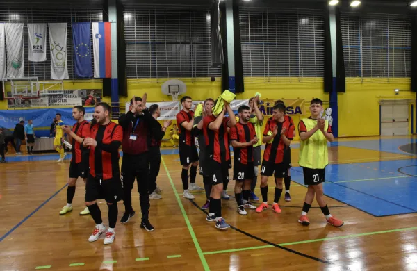 Futsal zmaga avtocenter Crono Ajdov&scaron;čina proti Bronx &Scaron;kofije. 