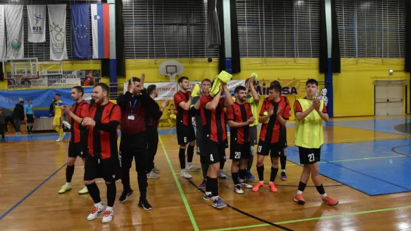 Futsal zmaga avtocenter Crono Ajdov&scaron;čina proti Bronx &Scaron;kofije. 