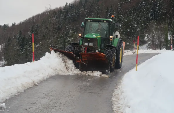 Občani Idrije, pa tudi vzdrževalci lokalnih cest, v teh ledenih dnevih bentijo, ker je Komunali zmanjkalo soli in peska.