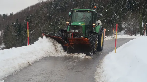 Občani Idrije, pa tudi vzdrževalci lokalnih cest, v teh ledenih dnevih bentijo, ker je Komunali zmanjkalo soli in peska.