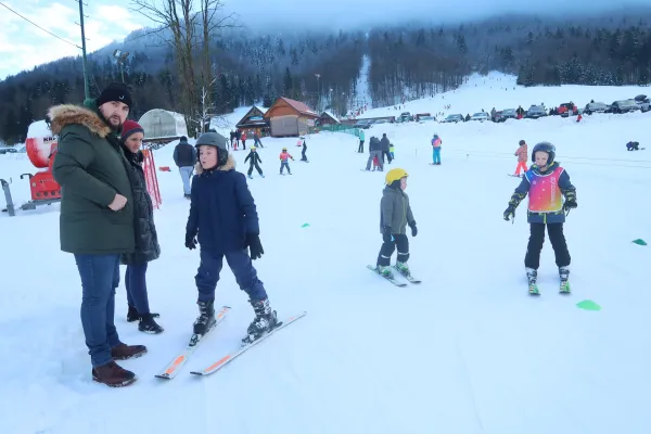 Na otro&scaron;kem poligonu, pa tudi na smuči&scaron;ču, so prevladovali otroci pri učenju uvodnih smučarskih zavojev.