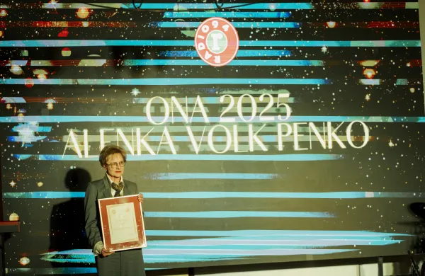 Na tradicionalni slovesnosti v Postojni je leto&scaron;nje priznanje Ona 2025 po izboru poslu&scaron;alcev postojnskega Radia 94 prejela Alenka Volk Penko