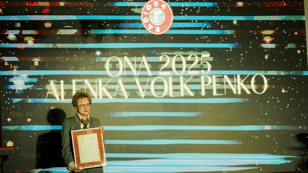 Na tradicionalni slovesnosti v Postojni je leto&scaron;nje priznanje Ona 2025 po izboru poslu&scaron;alcev postojnskega Radia 94 prejela Alenka Volk Penko
