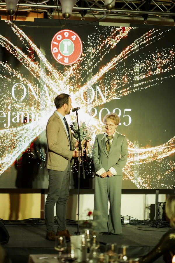 Na tradicionalni slovesnosti v Postojni je leto&scaron;nje priznanje Ona 2025 po izboru poslu&scaron;alcev postojnskega Radia 94 prejela Alenka Volk Penko