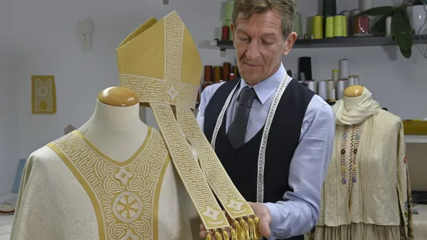 Ma&scaron;ni pla&scaron;č za papeža Leona XIV. s sporočilnimi idrijskimi čipkami je že v Vatikanu