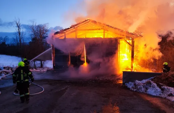 požar gradec ogenj uničil lesen gospodarski objekt 