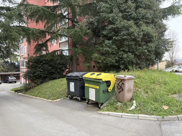 V Semedeli smo opazili več nacističnih simbolov in nacionalističnih zapisov.