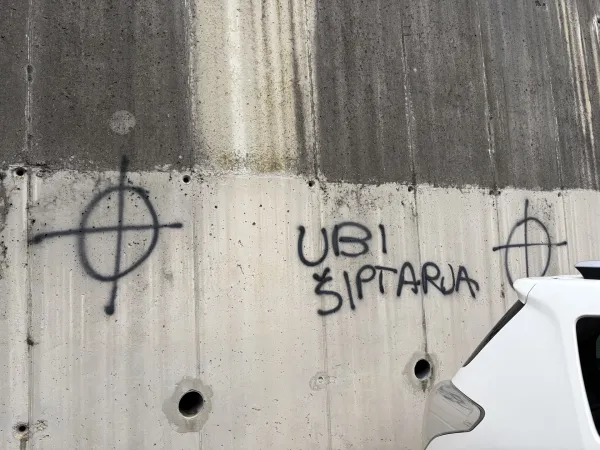 V Semedeli smo opazili več nacističnih simbolov in nacionalističnih zapisov.