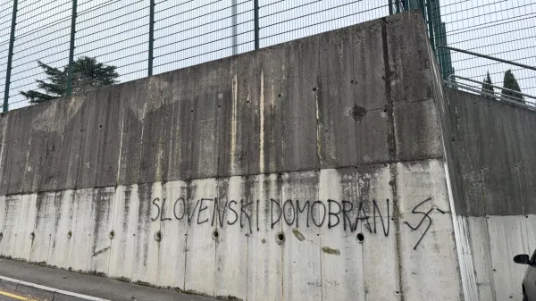 V Semedeli smo opazili več nacističnih simbolov in nacionalističnih zapisov.