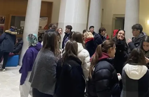 Na podružnici liceja Carducci Dante so dijaki protestno ostali v preddverju &scaron;ole.