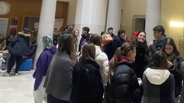 Na podružnici liceja Carducci Dante so dijaki protestno ostali v preddverju &scaron;ole.