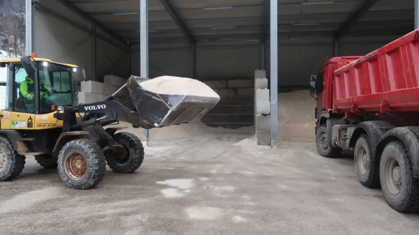 Idrija: sol za posipanje je na voljo za vse, a zgolj v razsutem stanju