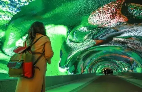 Umetni&scaron;ko in&scaron;talacijo v Bombijevem predoru si je v mesecu dni v povprečju ogledalo 3864 ljudi na dan.