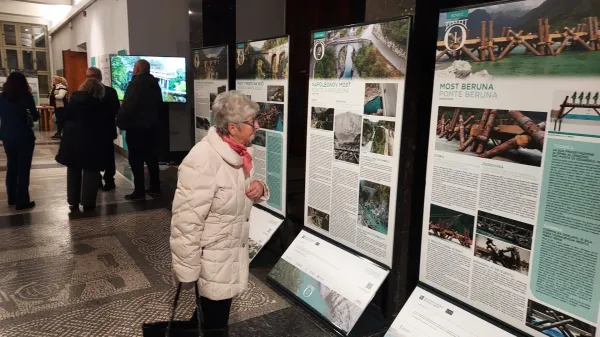 V avli občinske palače na ogled razstava Reka Soča in njeni mostovi