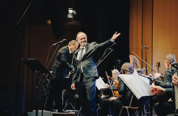 Jure Ivanu&scaron;ič se je v Kulturnem domu Nova Gorica mudil ob spremljavi Simfoničnega orkestra RTVS in spremljevalne skupine Nordunk