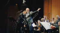 Jure Ivanu&scaron;ič se je v Kulturnem domu Nova Gorica mudil ob spremljavi Simfoničnega orkestra RTVS in spremljevalne skupine Nordunk