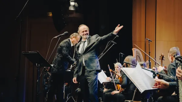 Jure Ivanu&scaron;ič se je v Kulturnem domu Nova Gorica mudil ob spremljavi Simfoničnega orkestra RTVS in spremljevalne skupine Nordunk