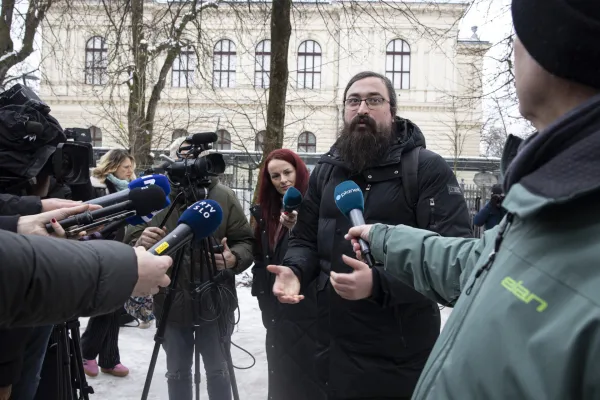 Delovno kosilo pri predsedniku Gibanja Svoboda Robertu Golobu, na katero je bilo povabljenih sedem pretežno levosredinskih parlamentarnih in neparlamentarnih strank.