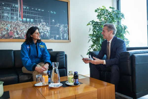 Srečanje predsednika vlade Roberta Goloba z astronavtko Sunito Williams.