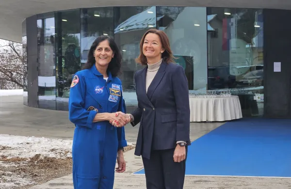 Srečanje zunanje ministrice Tanje Fajon z astronavtko Sunito Williams.