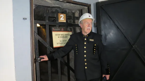 Rudar po spletu okoli&scaron;čin, vodič po rudniku z ljubeznijo