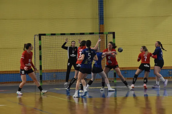  Mlinotest rokomet obramba Nina Kov&scaron;ca, levo Ur&scaron;a Zelnik v v vratih Zala Vuk