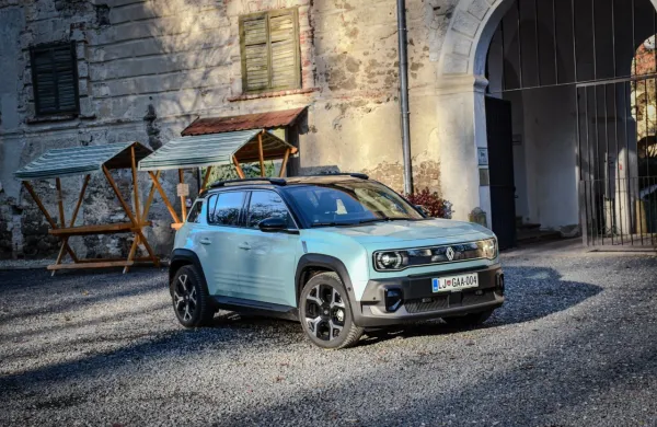 Renaultu je vnovič uspelo reinkarnirati nekdanji izjemno priljubljen avto, ki ima danes namesto bencinskega električni motor.