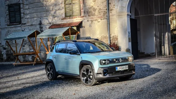 Renaultu je vnovič uspelo reinkarnirati nekdanji izjemno priljubljen avto, ki ima danes namesto bencinskega električni motor.