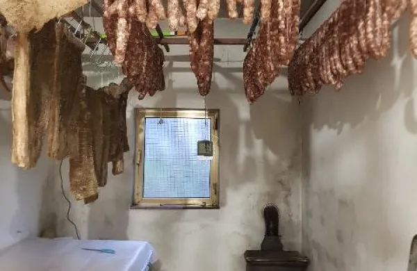 su&scaron;enje, salame, klobase. zaledje