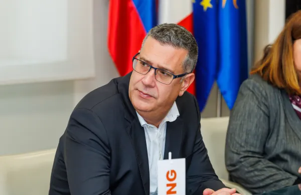 Koper, 12.12.2025MOK Mestna občina Koper, Podpis pogodbe za gradnjo protipoplavne za&scaron;čite na območju Bada&scaron;evice, Bada&scaron;evica, Protipoplavna za&scaron;čitaAdriaing in DRSVJože Novak, minister za naravne vire in prostordr. Lidija Kegljevič Zagorc, v. d. direktorja Direkcije RS za vodeAle&scaron; Bržan, župan Mestne občine KoperMatjaž Andreja&scaron;ič, direktor podjetja AdriaingMiha Zidarič, direktor podjetja IZVO-R