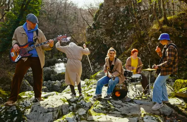 Mladi iz Mačjega kwta vabijo na žur s sosedo z balkona