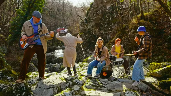 Mladi iz Mačjega kwta vabijo na žur s sosedo z balkona