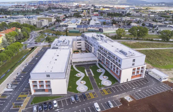 Med zaposlenimi v Deosovem koprskem centru starej&scaron;ih krožila fotografija intimnega odnosa