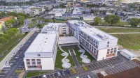 Med zaposlenimi v Deosovem koprskem centru starej&scaron;ih krožila fotografija intimnega odnosa