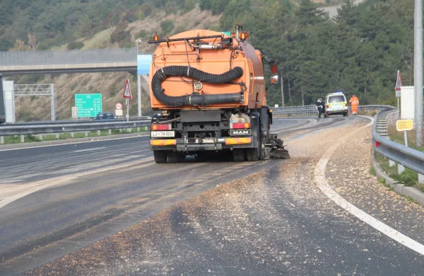 Z avtom je povozil skalo na avtocesti: za &scaron;kodo je odgovoren Dars