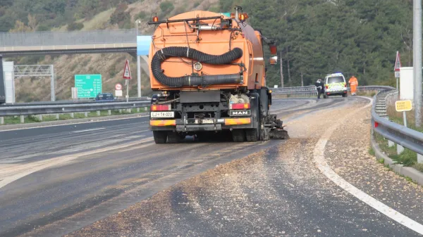 Z avtom je povozil skalo na avtocesti: za &scaron;kodo je odgovoren Dars