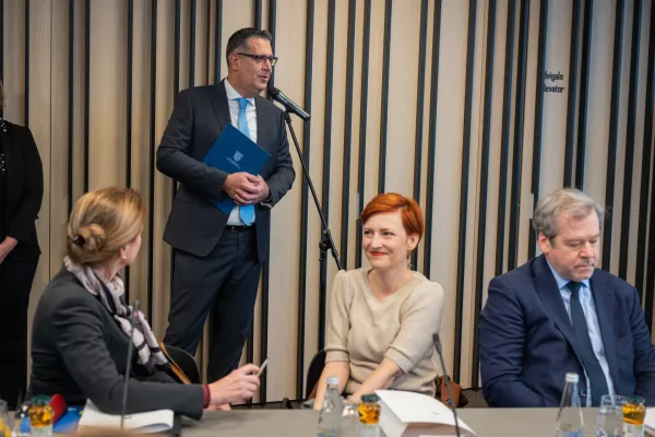 Predstavnike vlade je nagovoril tudi župan Mestne občine Koper Ale&scaron; Bržan.