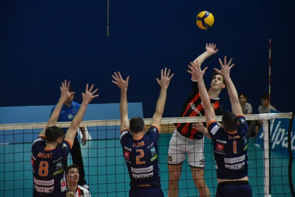 odbojka napad ALpacem Kanal Jaka Se&scaron;ek proti ACH Volley