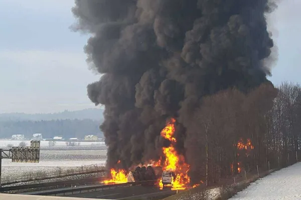 Stajerska avtocesta je med priključkoma Slovenske Konjice in Slovenska Bistrica jug zaradi hude prometne nesreče zaprta v obe smeri.
