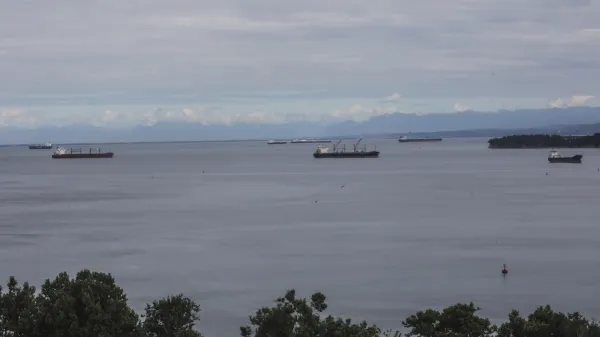 Koper, 04.07.2024panorama Kopra s koprskega zvonika,Luka Kop er, koprski zaliv, ladje na vezu