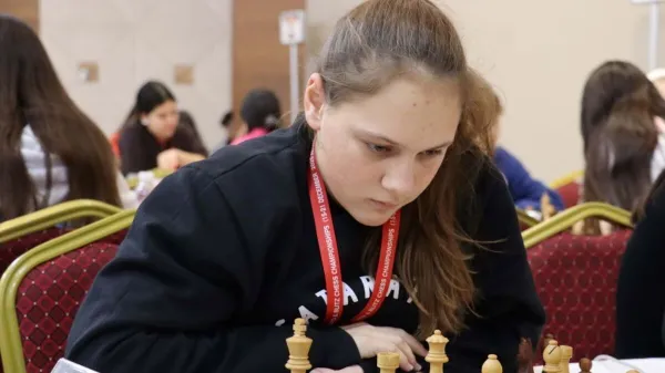 &Scaron;e ne 15-letna &scaron;ahistka Anja Beber ima že dve kolajni s svetovnega prvenstva