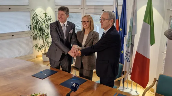 Sporazum so parafirali ministrica za zdravje dr. Valentina Prevolnik Rupel, minister za obrambo mag. Borut Sajovic in direktor Ortopedske bolni&scaron;nice Valdoltra Radoslav Marčan. 