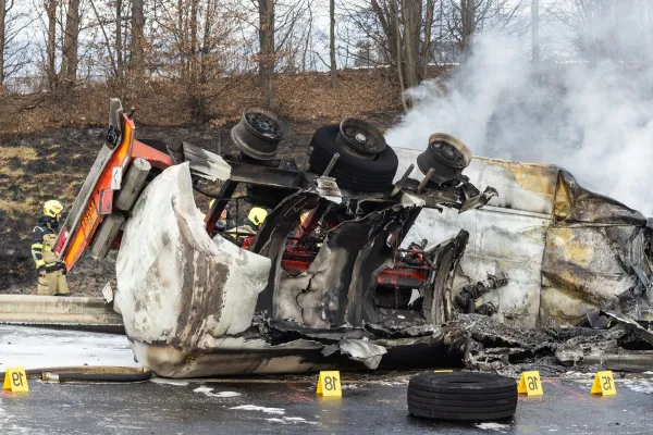 Posledice prometne nesrece tovornjaka cisterne na stajerski avtocesti, promet, nesreca,