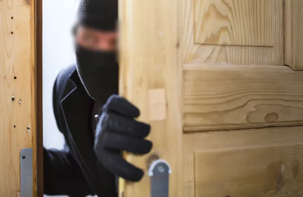 ?vlom kraja vlomilec simbolicna fotografija------Danielkronika 3# zabluraj vse skupaj malo