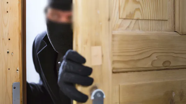 ?vlom kraja vlomilec simbolicna fotografija------Danielkronika 3# zabluraj vse skupaj malo