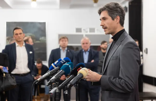 Izjava za medije ob koncu posveta socialnih partnerjev glede dviga minimalne plače.Minister za delo, družino, socialne zadeve in enake možnosti Luka Mesec.