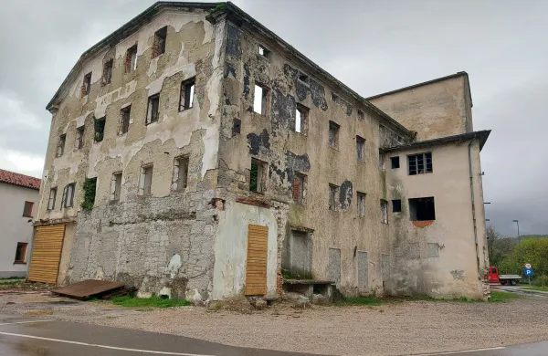 Ajdov&scaron;čina: mestni hotel bi investitor z ruskimi lastniki lahko začel graditi &scaron;e letos